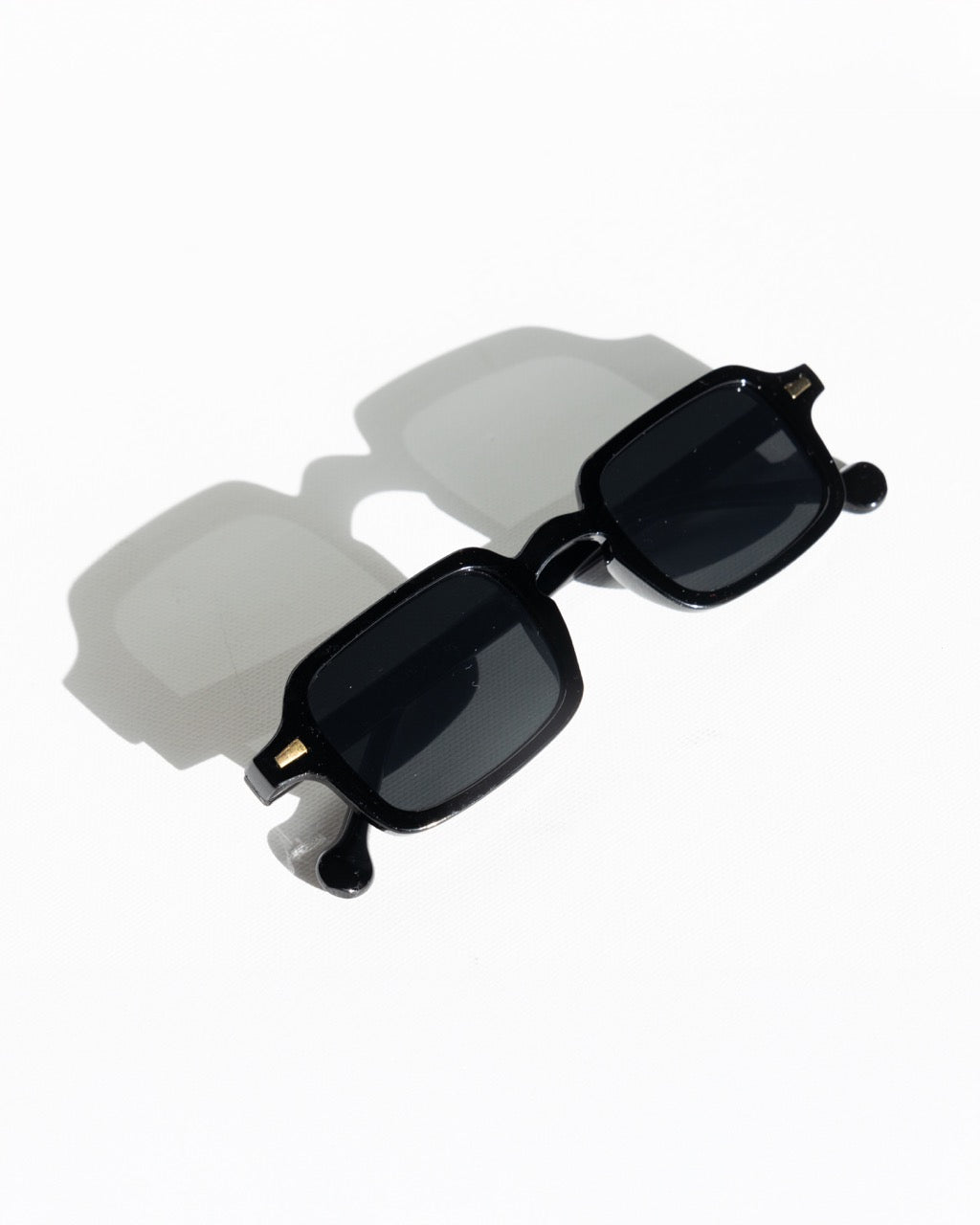kuro lucki shades